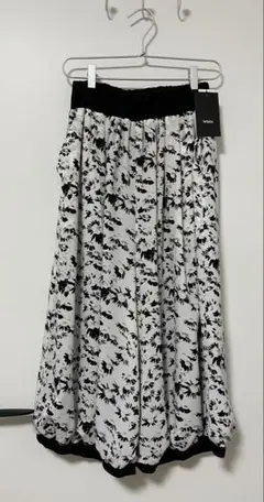 新品未使用タグ付き　White 花柄 ガウチョパンツ Fサイズ　バルーン　白黒
