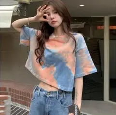 オレンジと青のタイダイ クロップドTシャツ