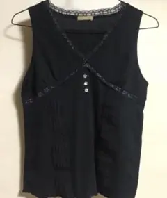 黒のレース付きタンクトップ