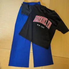 黒プリントTシャツと青パンツセット