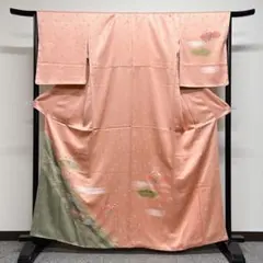 ピンクがかった薄オレンジ色の絞りと刺繍の付け下げ 着物