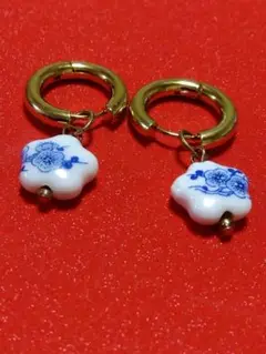 花模様の陶器ピアス(両耳用)
