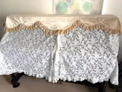 ピアノカバー ベージュと白のレース