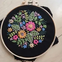 カラフルな花の刺繍作品