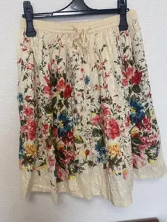 花柄プリーツスカート クリーム色 ひざ丈　S/Mサイズ