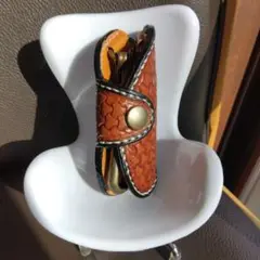 手の平サイズの革のキーケース