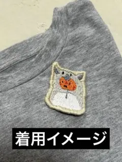 刺繍ブローチ　着ぐるみを着た猫①