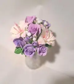 グラジオラスと紫色のバラのクレイフラワー花瓶付き