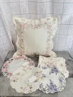 ピンクのバラ刺繍　クッションカバー＆ドイリー 全6点セット