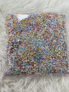 ミニスズランビーズ　約4ミリ　50グラム300円