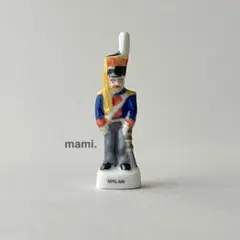 フェーヴ　フランスの兵士　フランス　フェーブ　ミニチュア陶器　f-3689