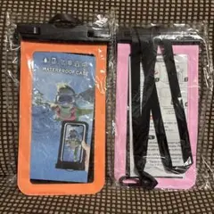 オレンジとピンクの防水ケース、ストラップ付きで便利。