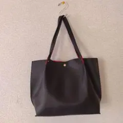 黒のトートバッグ 赤の内側