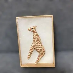キリン　ブローチ