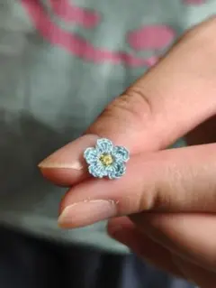 小花モチーフ　水色