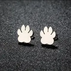 犬の肉球デザインピアス　シルバー　可愛い　お洒落　個性的　カジュアル　新品