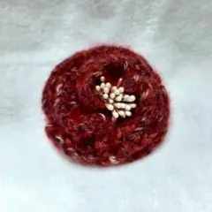 赤い花形ウールブローチ　ハンドメイド