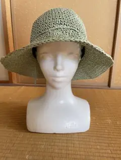 薄緑色の麦わら帽子