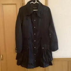 裾フリル黒色コート