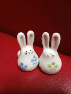 可愛らしいウサギの陶器置物（青・緑模様）2個セット