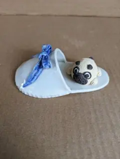 パグのスリッパ型置物