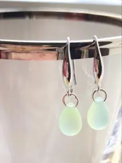 淡い緑色のドロップ型ピアス