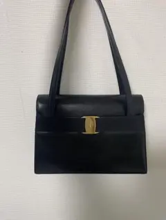 【美品】サルヴァトーレフェラガモ　ショルダーバッグ　ヴァラリボンレザー　黒