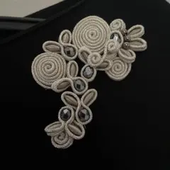 ハンドメイド　軽い　ブローチ