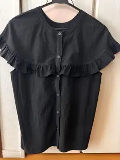 フリル付きブラックノースリーブシャツ