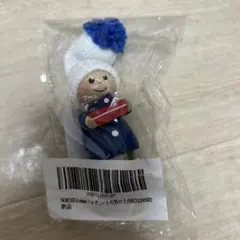 ノルディカニッセ　小舟を持った青いコートの男