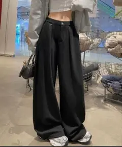 黒いワイドパンツ ゴムウエスト フロントボタン付き