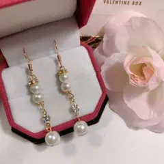 新品未使用 揺れるクリームゴールド玉 ピアス