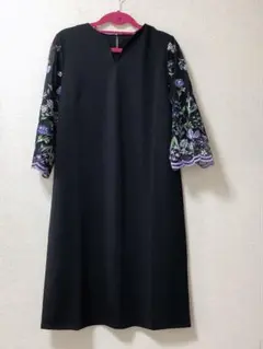 ワンピース　黒　袖刺繍　新品