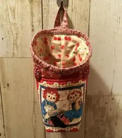 赤いチェック柄の小物入れ