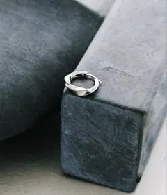 TWIST HOOP PIERCE