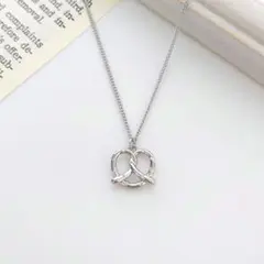 ジルコニアがキラッと輝くプレッツェルのネックレス【シルバー】