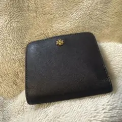 黒い合成皮革 二つ折り財布