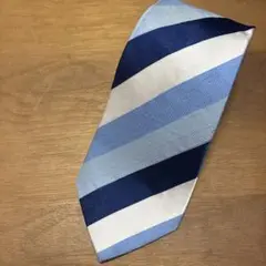 青と白のストライプネクタイ