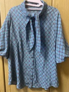 ブルー花柄 リボン付き 半袖シャツ