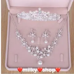 残りわずか パールお花モチーフ❤️ティアラ❤️ネックレス❤️ピアス❤️3点セット