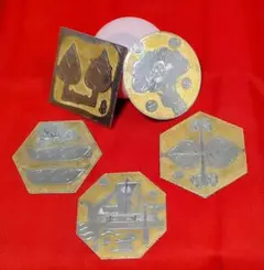 SNT648 彫金家『帖佐美行』作 純銅コースター ５枚組 在銘 共箱 風の言葉 SNT648 彫金家『帖佐美行』作 純銅コースター 5枚組 在銘 共箱