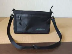 Columbia ブラック ショルダーバッグ