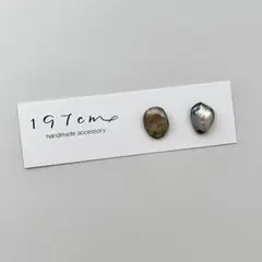 緑の絵の具の色落ちのような1粒シンプル淡水パールのピアス/イヤリング　c