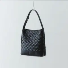 編み込みデザイン ブラックハンドバッグ　アーバンリサーチ
