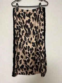 Akiko Kawada ヒョウ柄タイトスカート