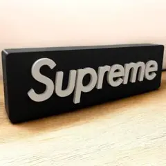 シュプリーム | Supremeのロゴデザインの立体的なランプシェード。