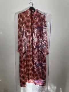 赤の絹 ダリアっぽい柄のワンピース