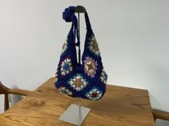 グラニースクエアデザインのショルダーバッグ　青