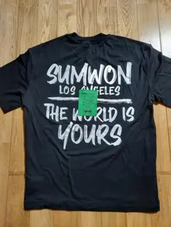 SUMWON ブラック Tシャツ 新しいタグ付き