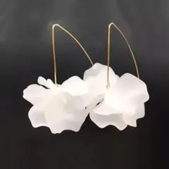 ブライダルアクセサリー マット ピアス 花 フラワー 白 ホワイト 高見え